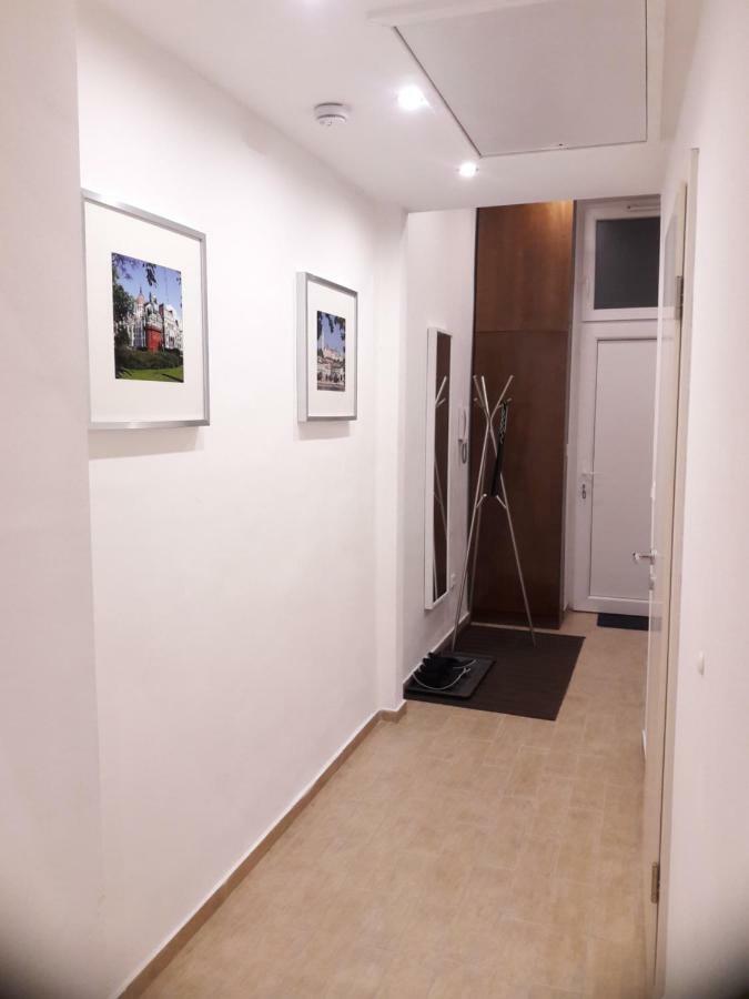 Beige & Brown Apartment Budapesta Exterior foto